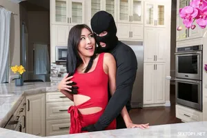 "Tôi sẽ nói với cô là tôi đã cưỡng hiếp cô, đau lắm" Đoạn hội thoại kích thích bậc thầy PUA chinh phục và huấn luyện cô sinh viên chân dài và lẳng lơ với bộ đồ thủy thủ lụa trắng, mái tóc thưa và âm hộ mềm mại.