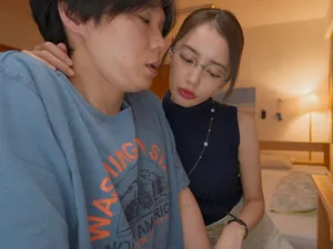 Cô gái trẻ mặc đồ trắng có thân hình cong vút, đôi mắt đỏ hoe vì ham muốn. Cô không thể không đẩy cái của quý khổng lồ ra vào âm hộ của mình, đẩy mạnh đến nỗi cô gần như cảm thấy kiệt sức sau khi đạt cực khoái...